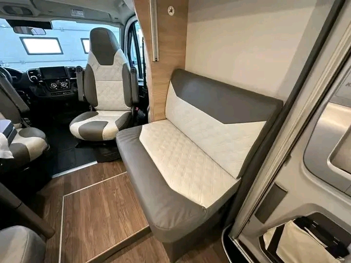 Knaus L!VE WAVE 700 MEG – Image 16